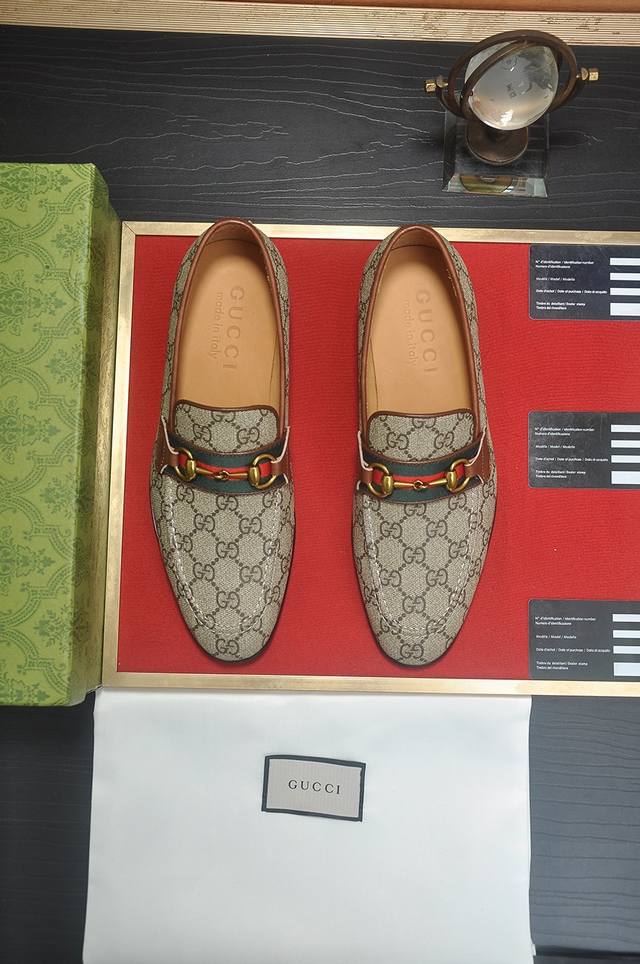 出厂价 意大利顶级奢侈男鞋巨头 Gucci 古奇 全牛皮内里 新款报到原汁原味的欧式风格 赏心悦目为了让鞋子更加耐用不变形制作继续沿用传统做法 但仍然不乏创新皮